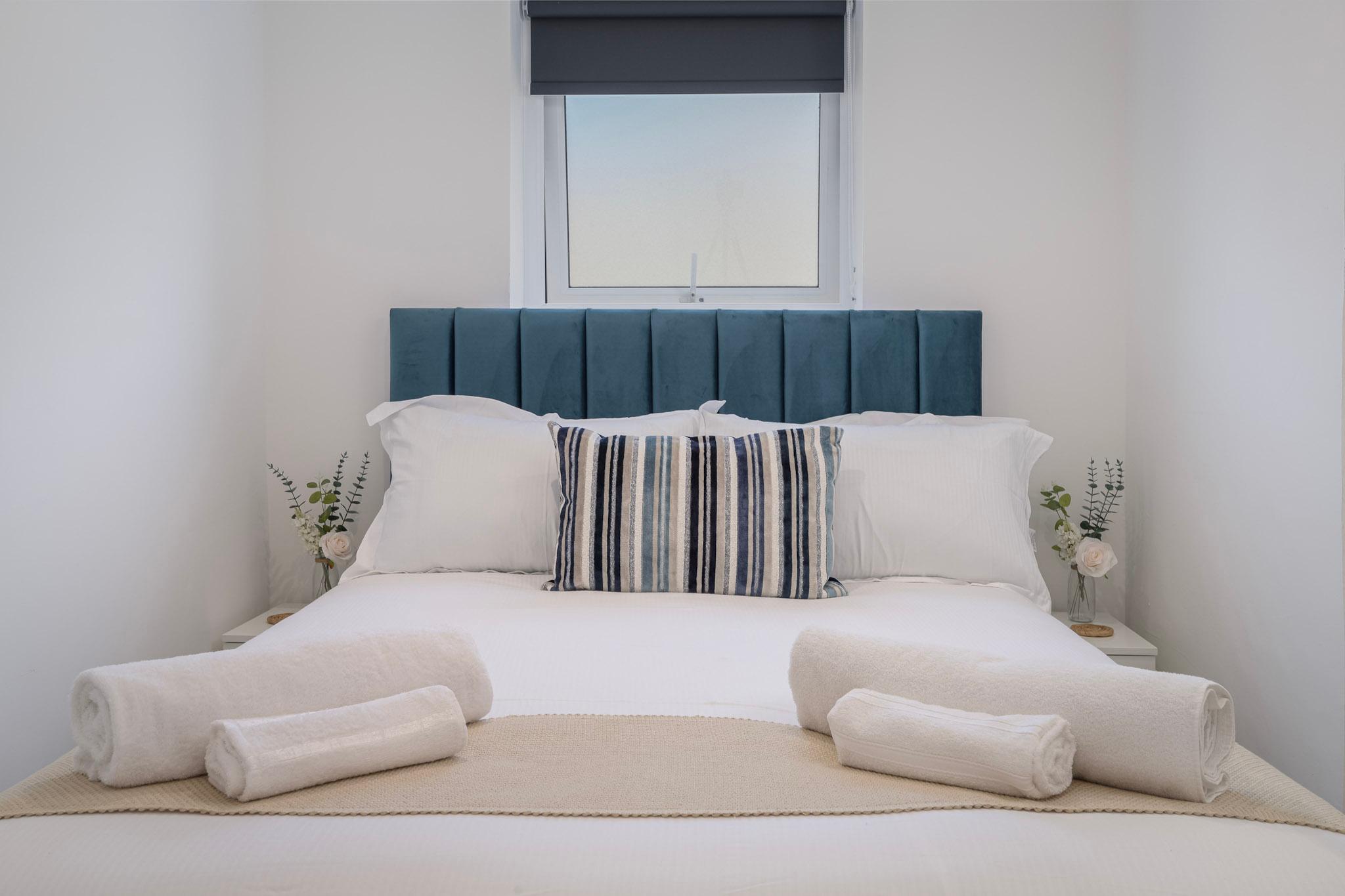 Modern 1-Bed | Dining & Lounge Sofa Beds